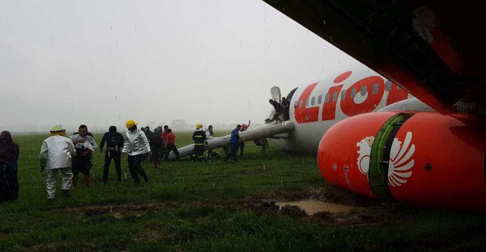 B737-800 de Lion Air se sale de pista
